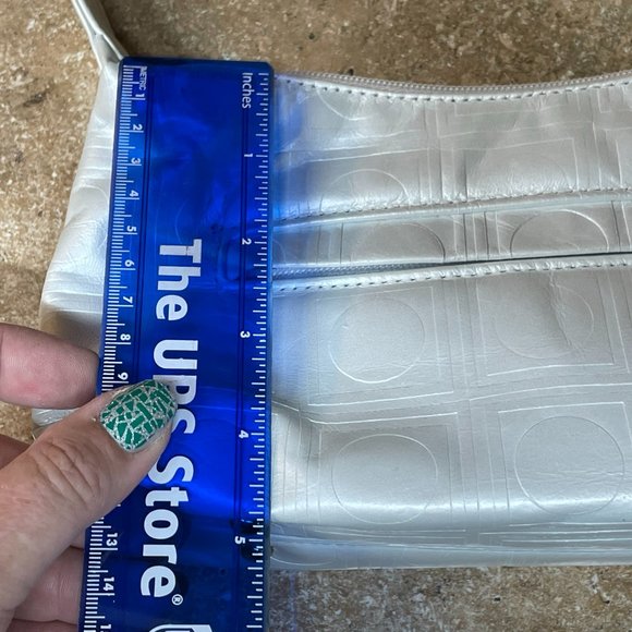 VINTAGE PINKY LEATHER Pearl White Leather Embossed Logo Chic Top Handle Eve Bag - Picture 10 of 12